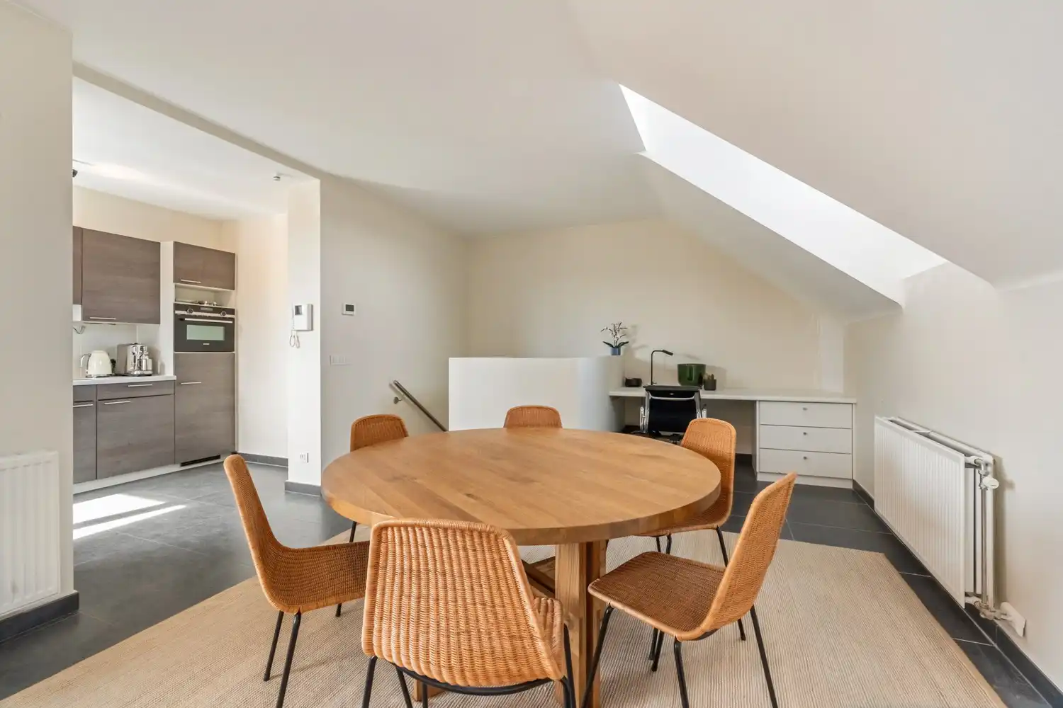 Goed gelegen en lichtrijk appartement met 2 slaapkamers, een terras en een autostaanplaats te centrum Leuven! foto 7