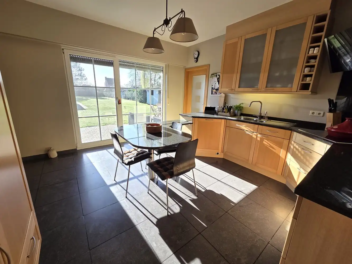 Zeer ruime gezinswoning, 4 slaapkamers, volledig onderkelderd met dubbele garage als bijgebouw foto 8