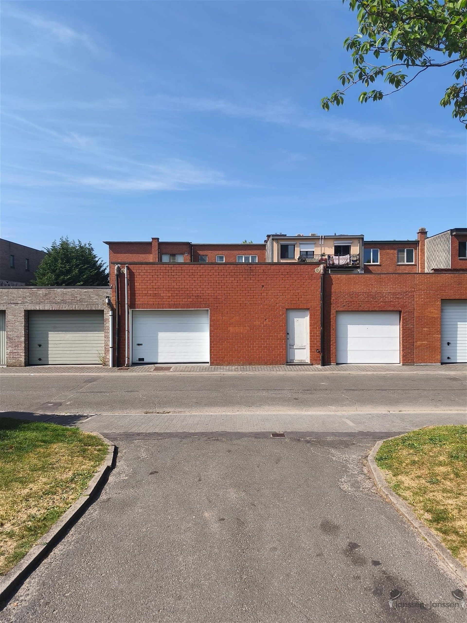 Handelspand met werkplaats & duplex appt foto 16