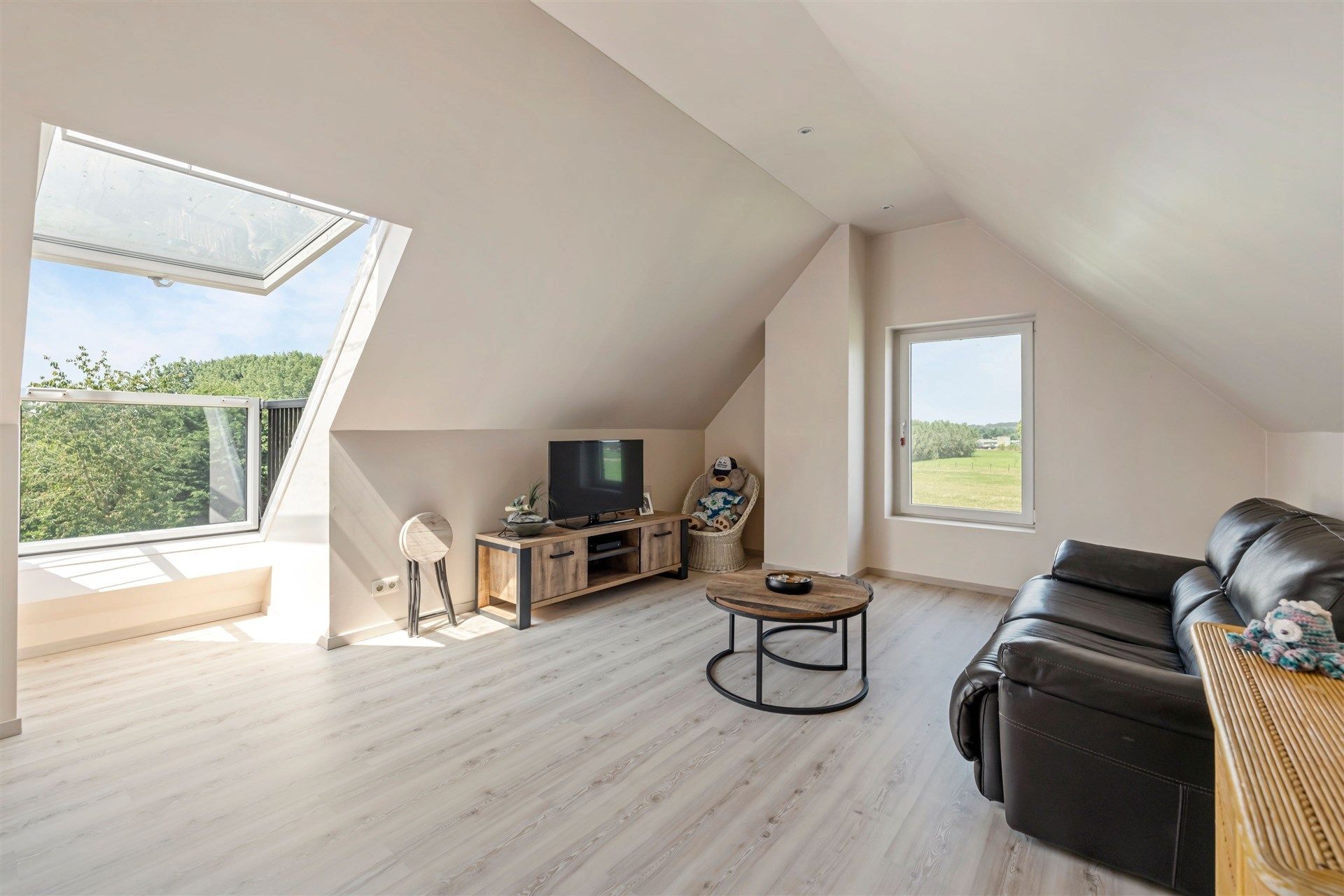 Ruim opgezette, landelijke woning met aangename tuin, 6 slaapkamers en een ingerichte woonstudio op de 2e verdieping foto 22
