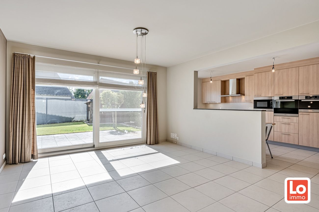 Instapklare en energiezuinige halfopen woning met inpandige garage op een rustige ligging en toch op wandelafstand van het centrum van Lochristi en de groene wandelregio rond de Rozelaredreef/Kasteeldreef! foto 5