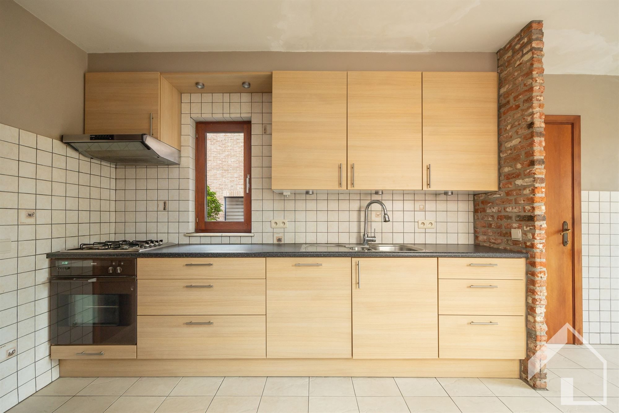 Deels te renoveren woning foto 8