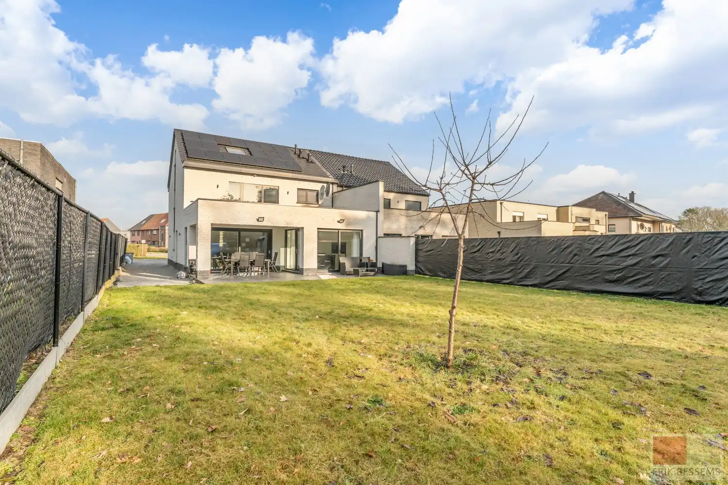 Prachtige en ruime woning met een woonoppervlakte van ca. 277 m², gebouwd in 2018 met vloerverwarming en voorzien van 5 volwaardige slaapkamers en 3 badkamers foto 32