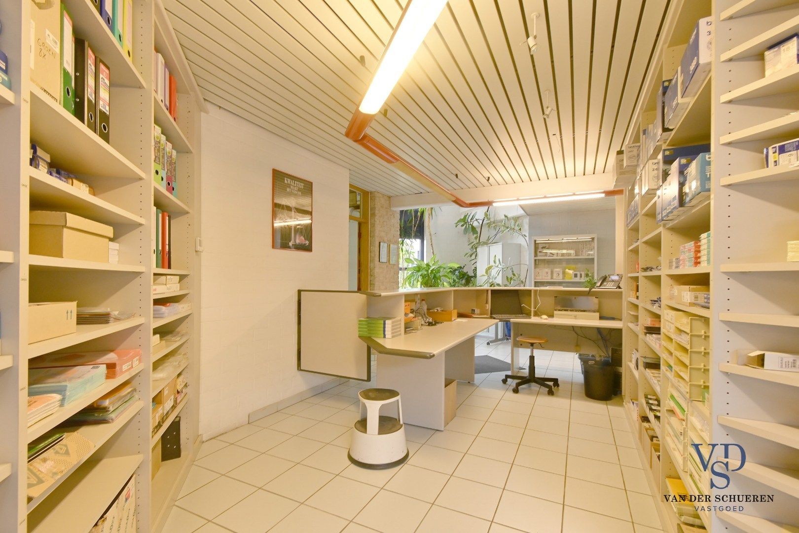 Ruim handelspand met penthouse in villastijl foto 14