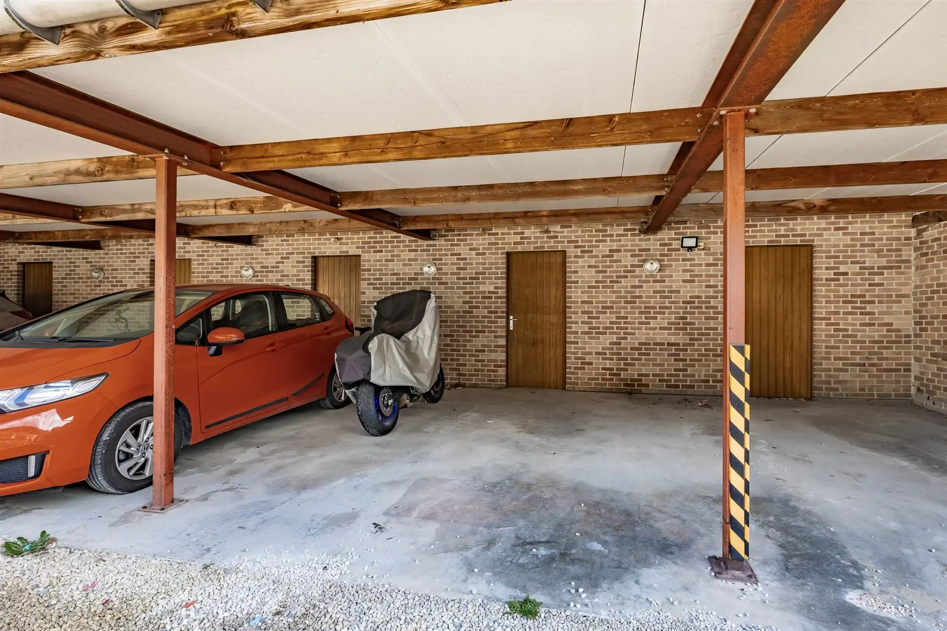 Rustig gelegen duplex appartement met carport foto 16