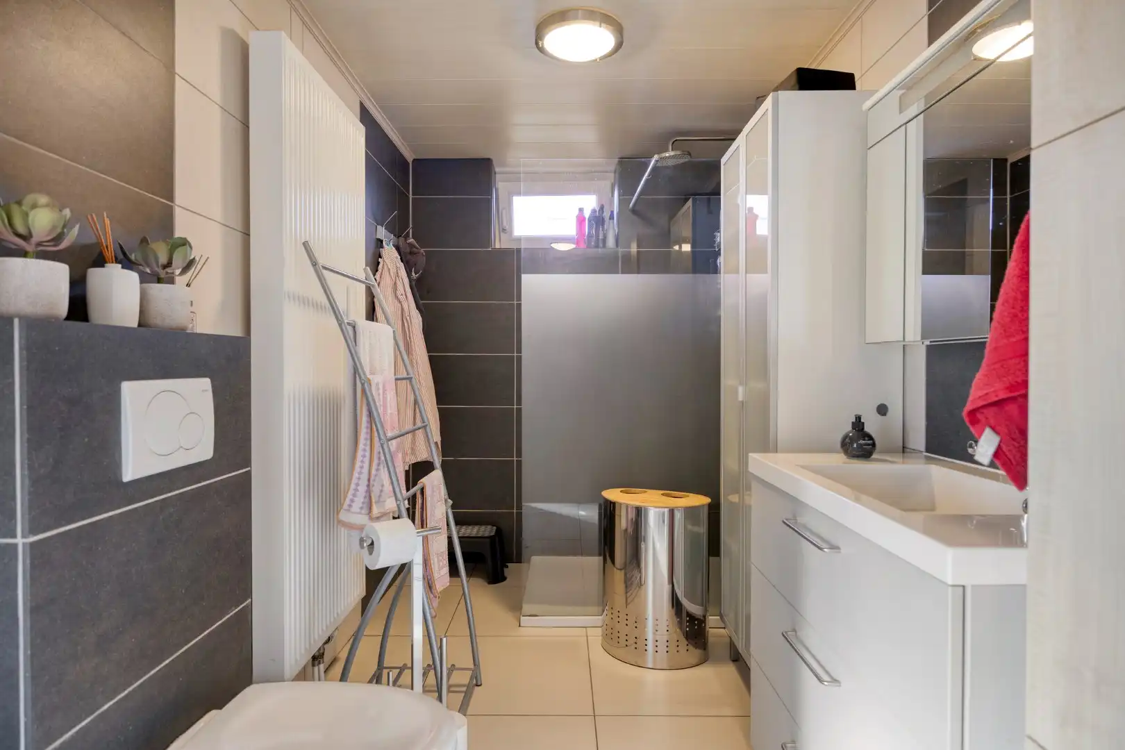 Ruim ingedeelde woning met o.a. 4 slpks op een rustig gelegen perceel van 1.069 m². foto 10