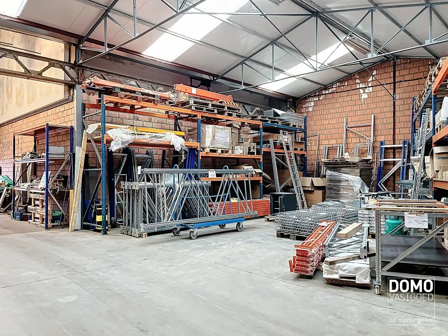 RUIM COMMERCIEEL GEBOUW VOORZIEN VAN TOONZAAL, KANTOREN EN OPSLAGPLAATS IN HERK-DE-STAD  foto 6