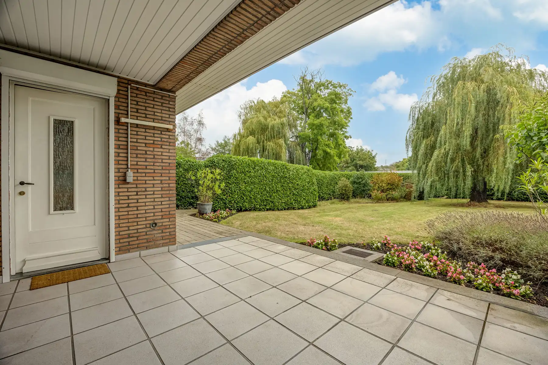 Landhuis met private tuin, vier slaapkamers en twee garages foto 16