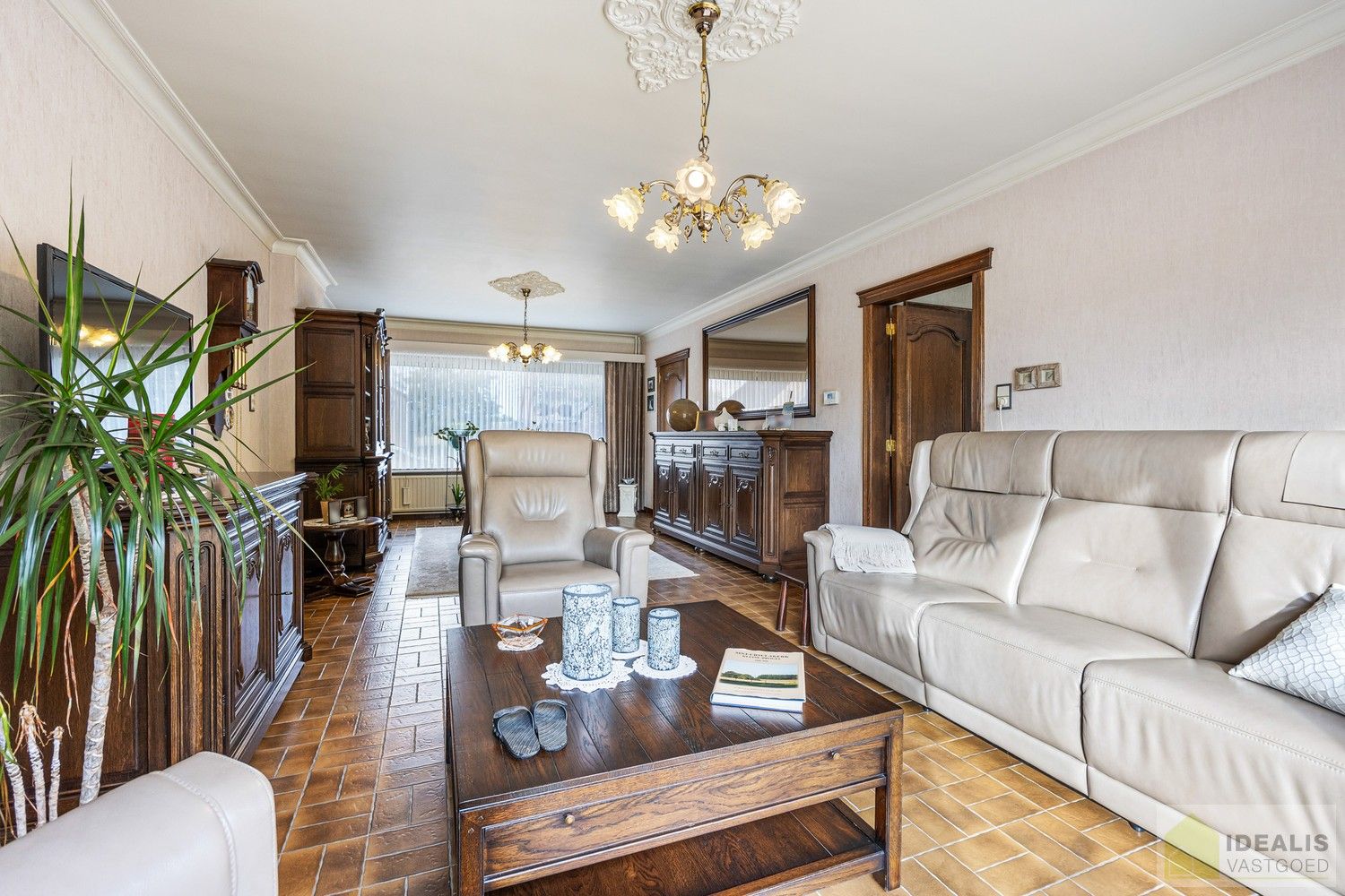 IDEALIS VASTGOED – PERFECT ONDERHOUDEN, INSTAPKLARE WONING +- 175M², MET MAAR LIEFST 4 SLAAPKAMERS, HEERLIJK LICHTRIJKE WOONKAMER EN DUBBELE GARAGE OP EEN PRACHTIG GROEN EN RUIM PERCEEL VAN 18A 43CA. foto 12