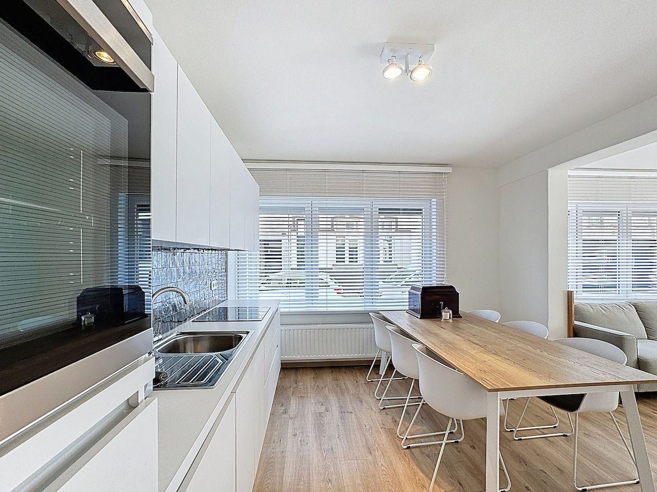 Volledig gemeubeld eigentijds appartement op een boogscheut van de Zeedijk. foto 5