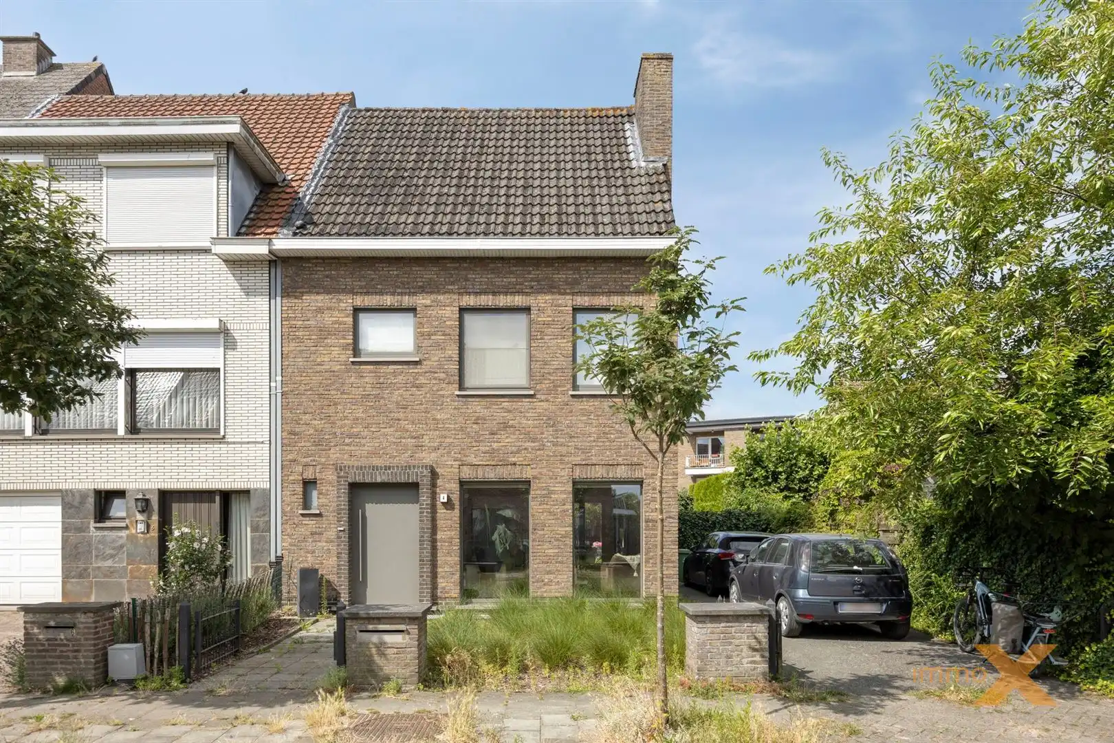 RUIME HOB MET GARAGE EN TUIN foto {{pictureIndex}}