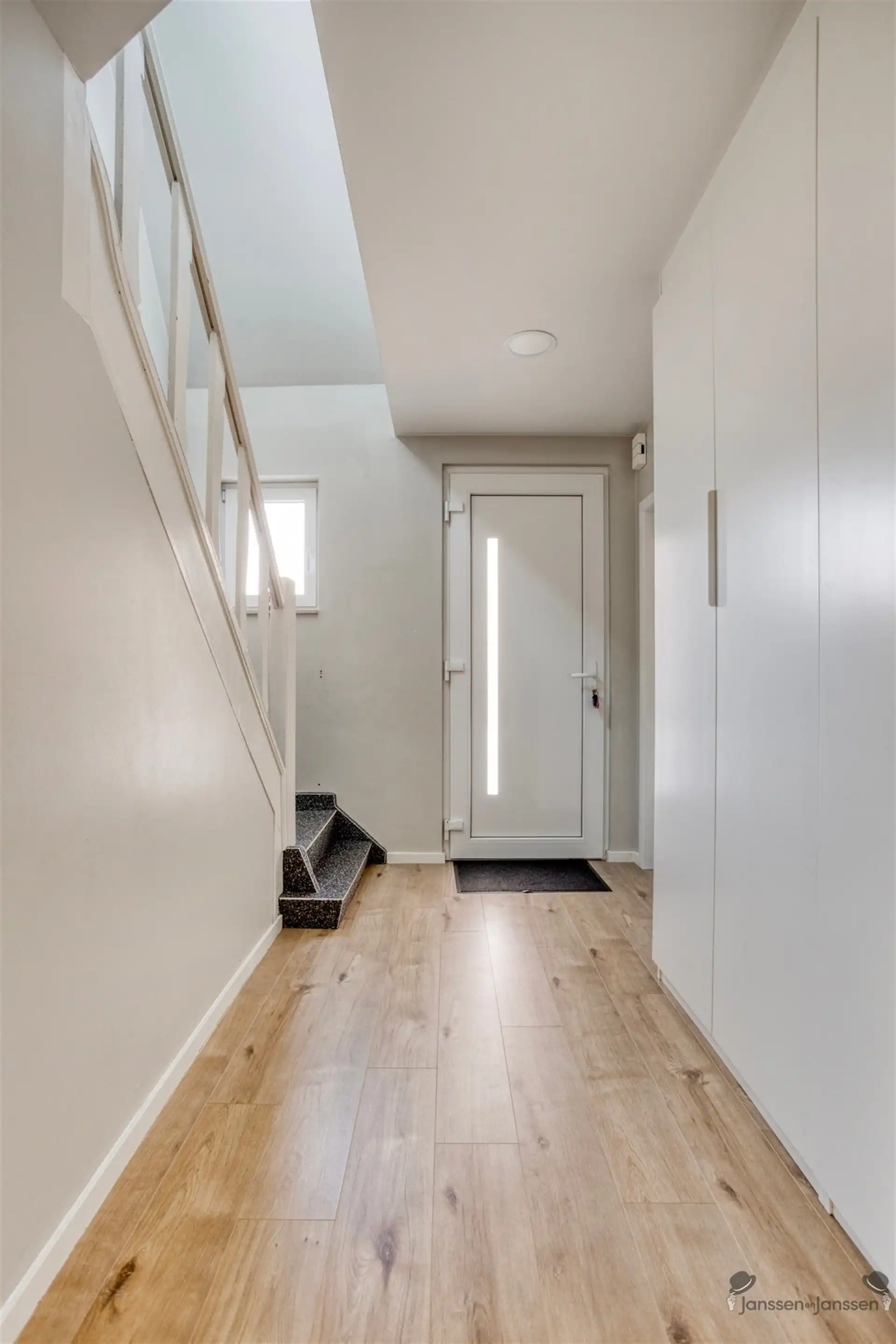 Volledig gerenoveerde HOB op topligging aan rustig pleintje te Genk foto 3