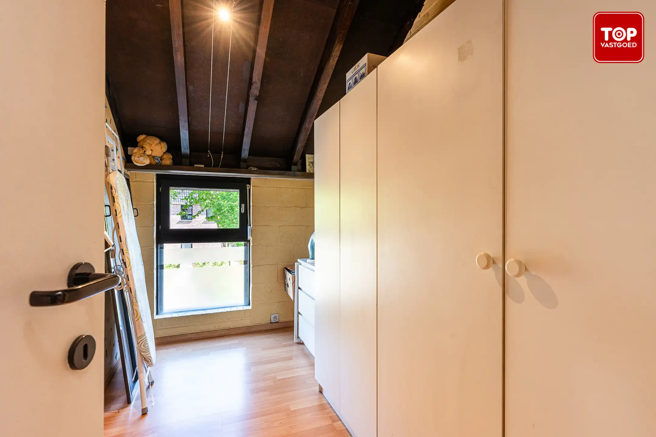 Architecturale woning met unieke split-level indeling met naastgelegen stuk grond. (totaal 997m²) foto 24