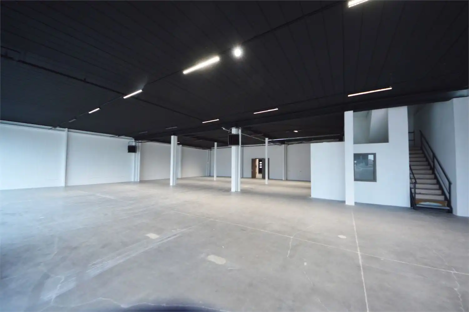 ** IN OPTIE ** COMMERCIEEL GEBOUW BAANLOCATIE MET PARKING NABIJ MCDONALDS foto 14