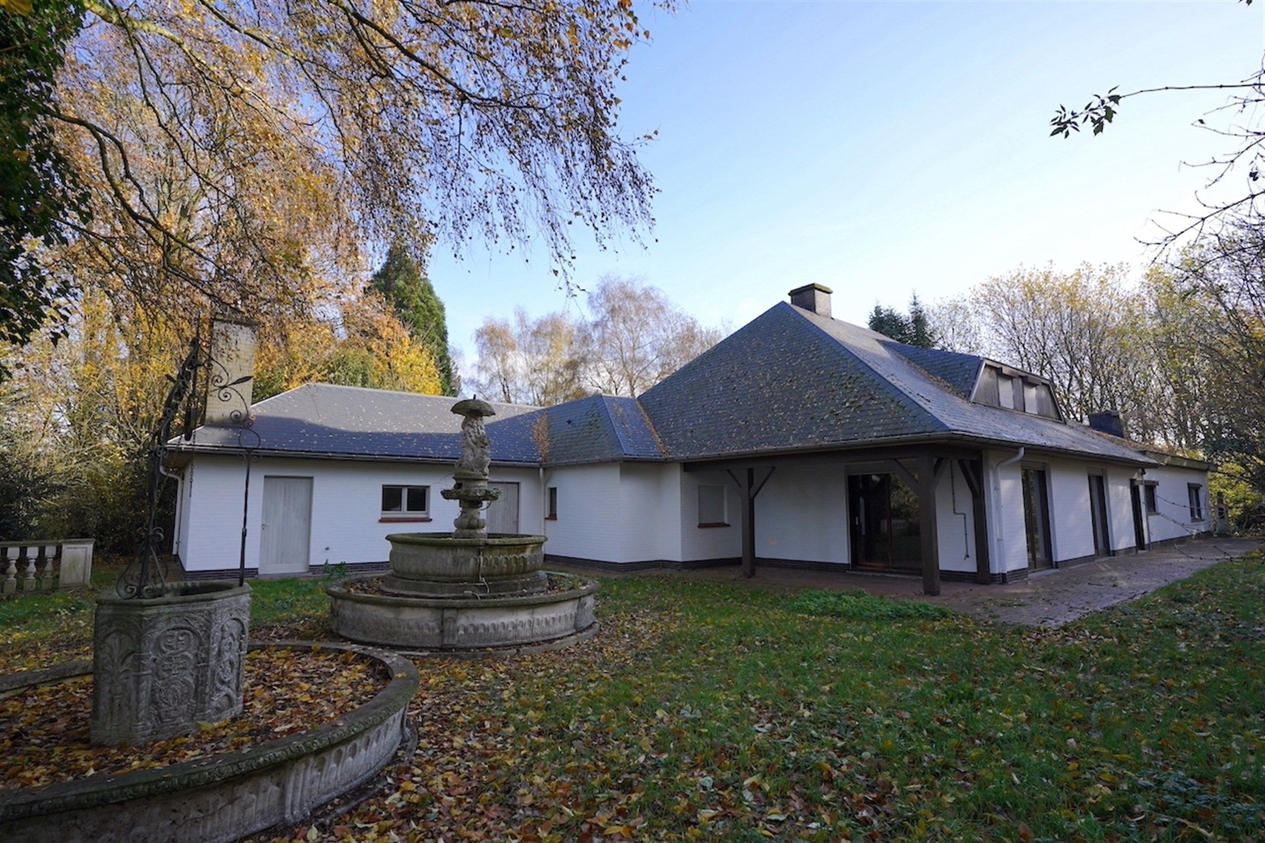 Hoofdfoto van de publicatie: Majestueuze eigendom gelegen op een weelderig landgoed van ca. 1 ha!