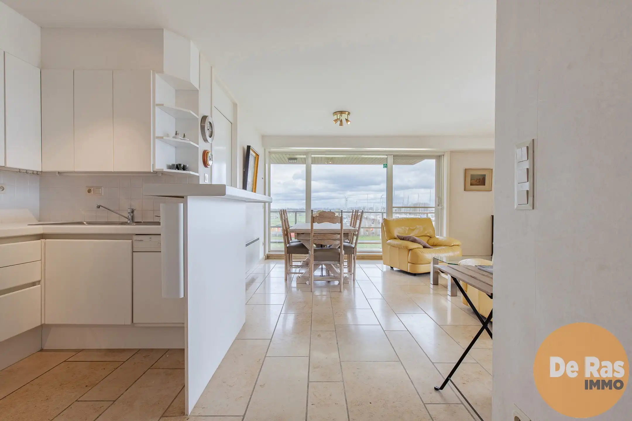 NIEUWPOORT – Ruim appartement op toplocatie aan de haven foto 6