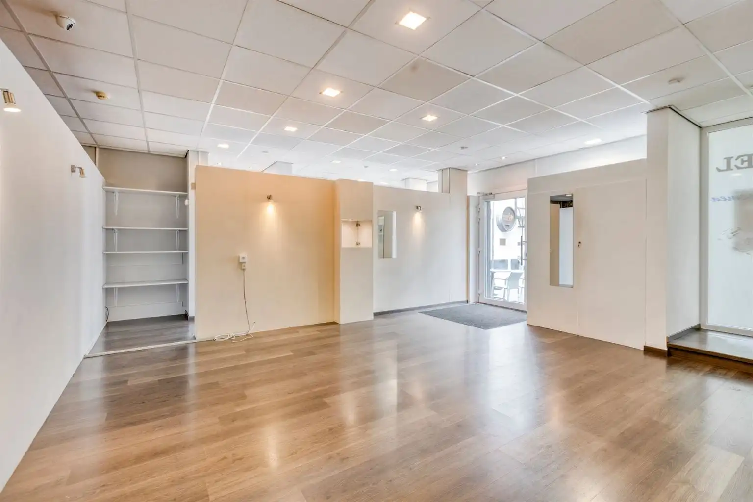 Karaktervol hoekpand met handelsruimte en ruime woning op een absolute topligging aan de Bosstraat in Maaseik.  foto 21