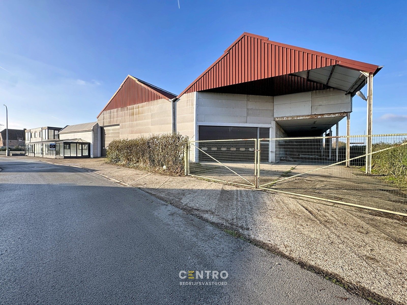 Opslagruimte met showroom en 3 verhuurde appartementen op 3.682m2! foto 4