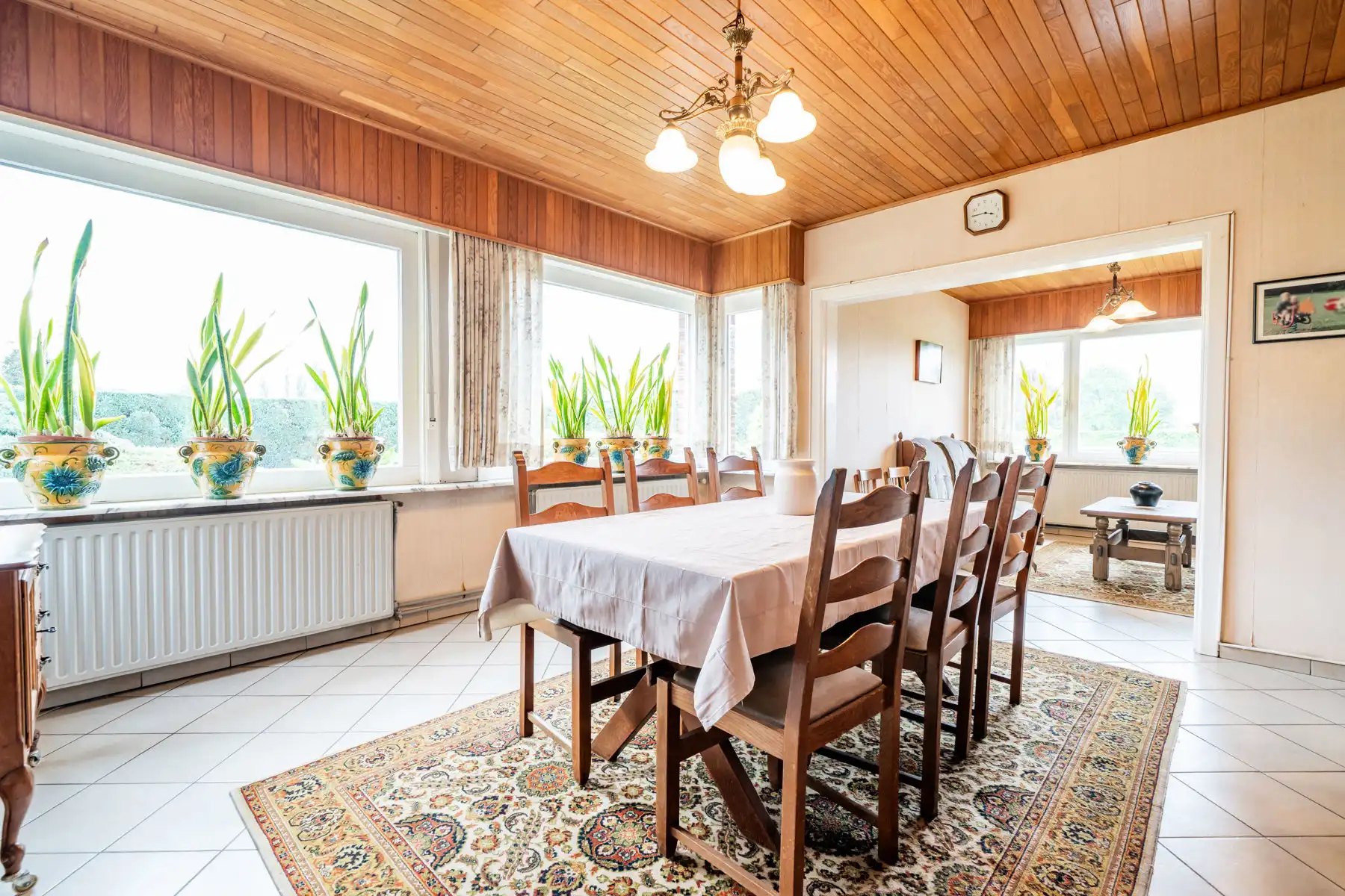 Karaktervolle jaren ’60 gezinswoning met een uitzonderlijk breed perceel (37m) en eindeloos potentieel op een toplocatie in Geel! foto 5