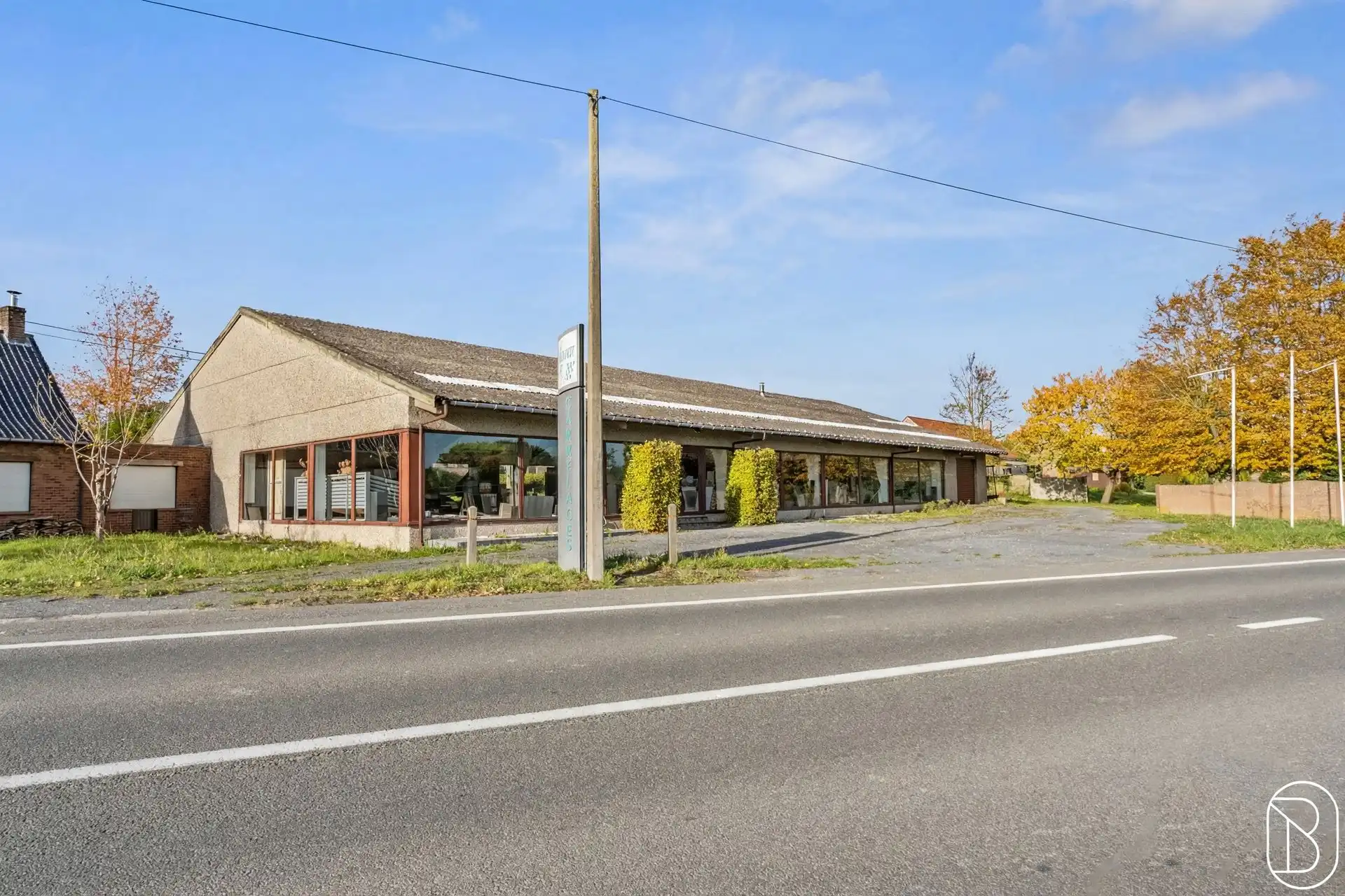 Commercieel gebouw van 750 m² met woning en parking. foto 10