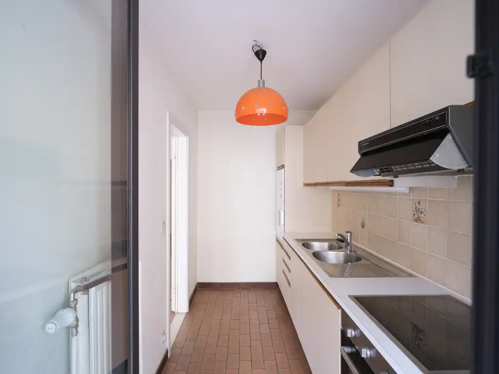 Regio Gent Zuid - Lichtrijk, op te frissen drieslaapkamer-appartement gelegen in een zijstraat van de muinkkaai met zicht op het water. foto 5