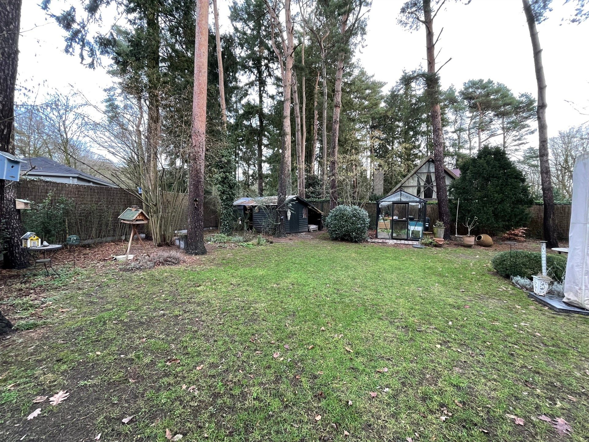 Prachtig midden in het groen gelegen villa in landelijke stijl met tuin en garage. foto 11