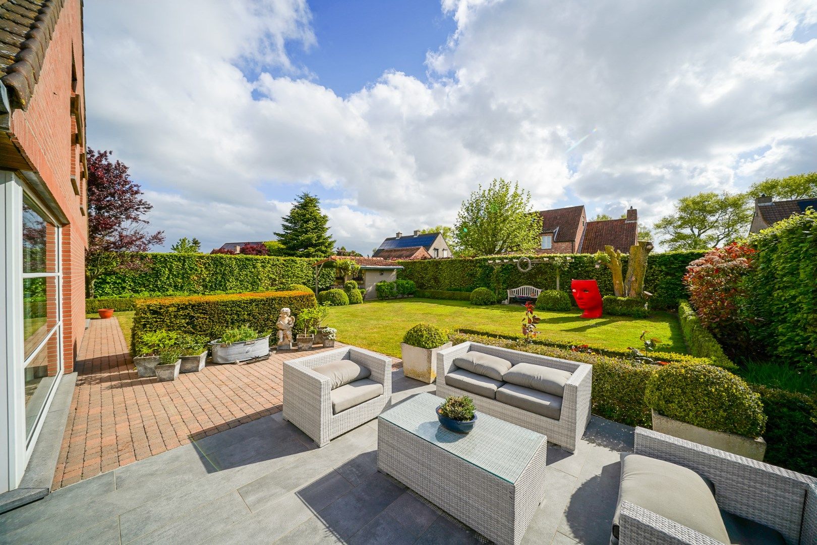 Vrijstaande villa met 6 slaapkamers en prachtige tuin in Bredene-Vosseslag foto {{pictureIndex}}