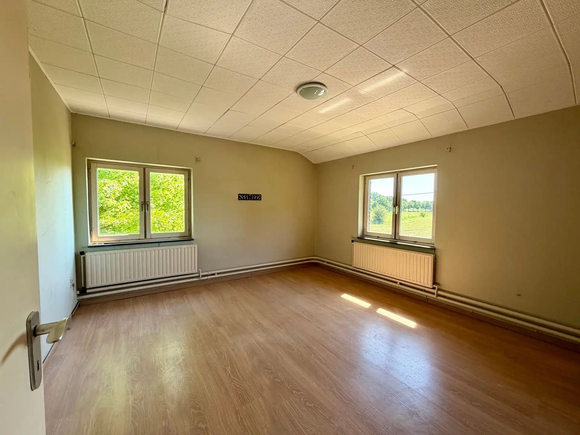 Vrijstaande woning op 25 are met uitzonderlijk renovatiepotentieel in het groen. foto 26