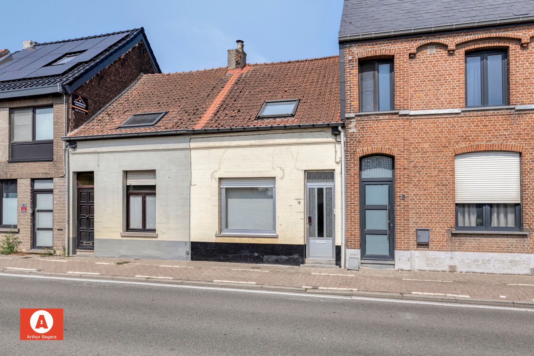 Gesloten bebouwing met 2 slaapkamers en ruime carport foto 2