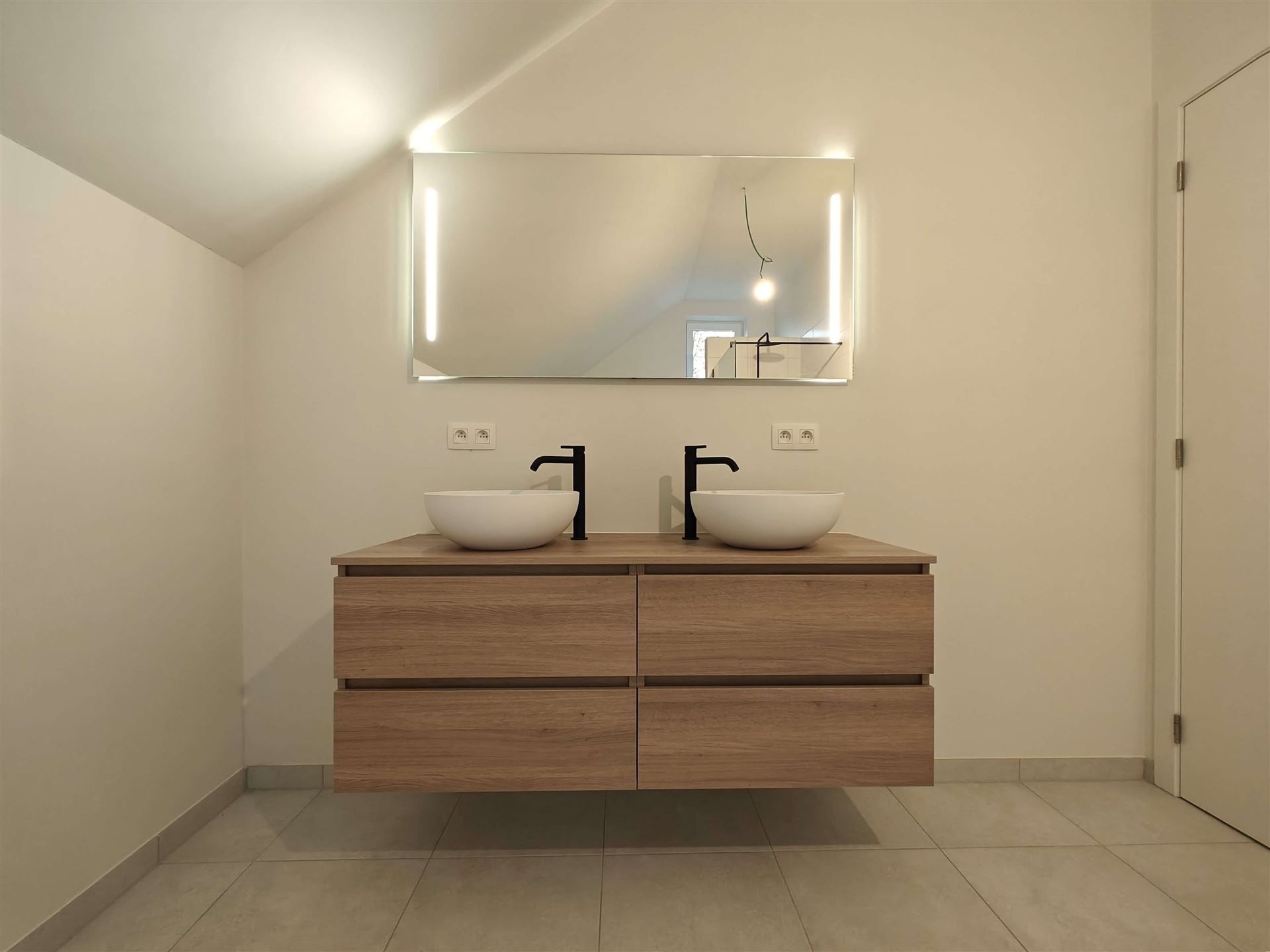 Nieuwbouwwoning te vucht met 3 slaapkamers foto 17