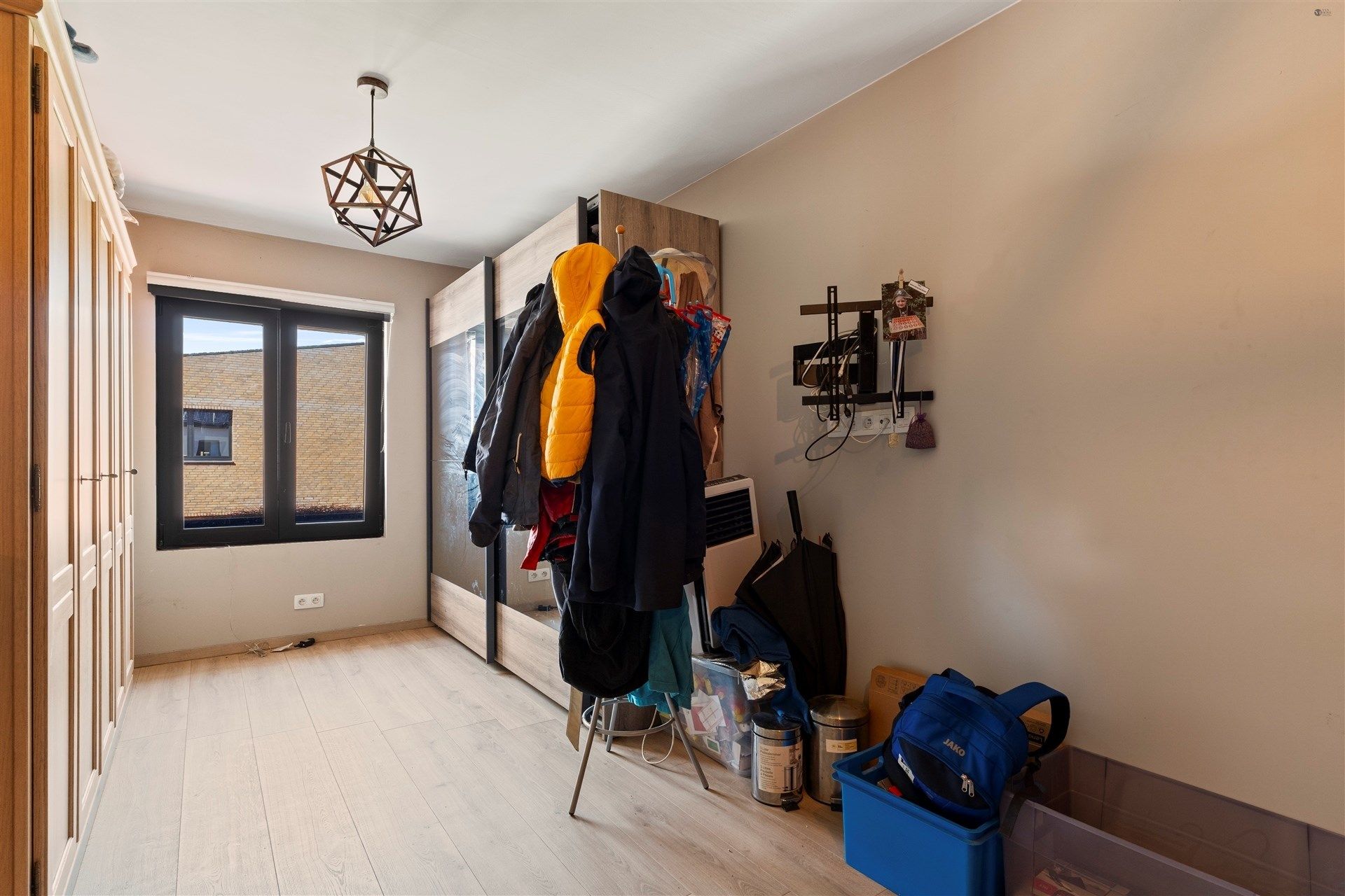 Deels gerenoveerde rijwoning te centrum Stekene foto 12