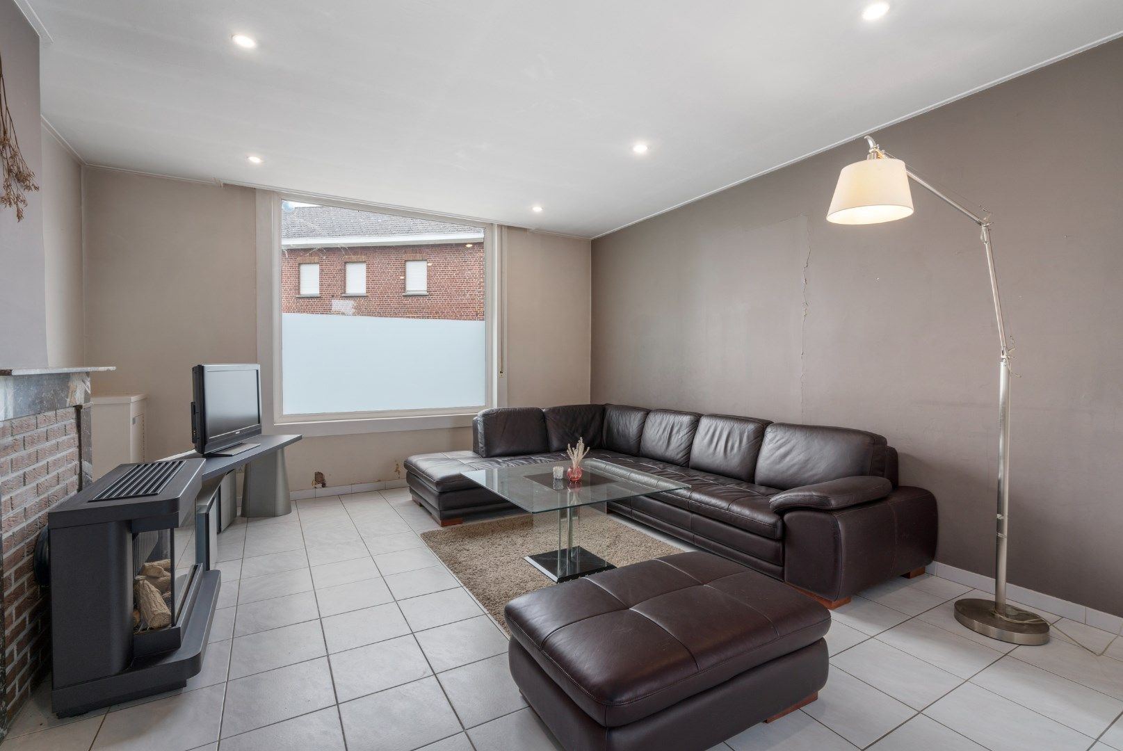 INSTAPKLARE WONING MET GARAGE EN UITWEG foto 3