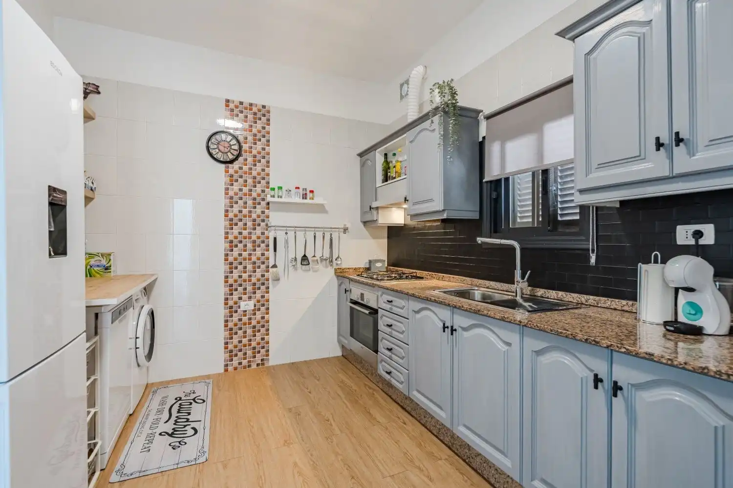 Gerenoveerde rijwoning omgebouwd tot 2 appartementen! foto 2