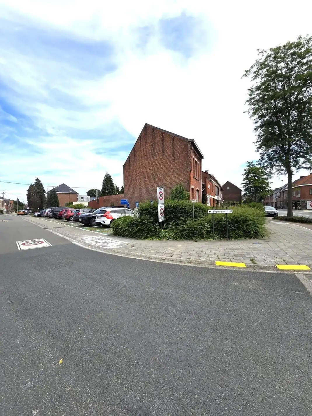 Open bebouwing op de hoek van de straat... foto 21