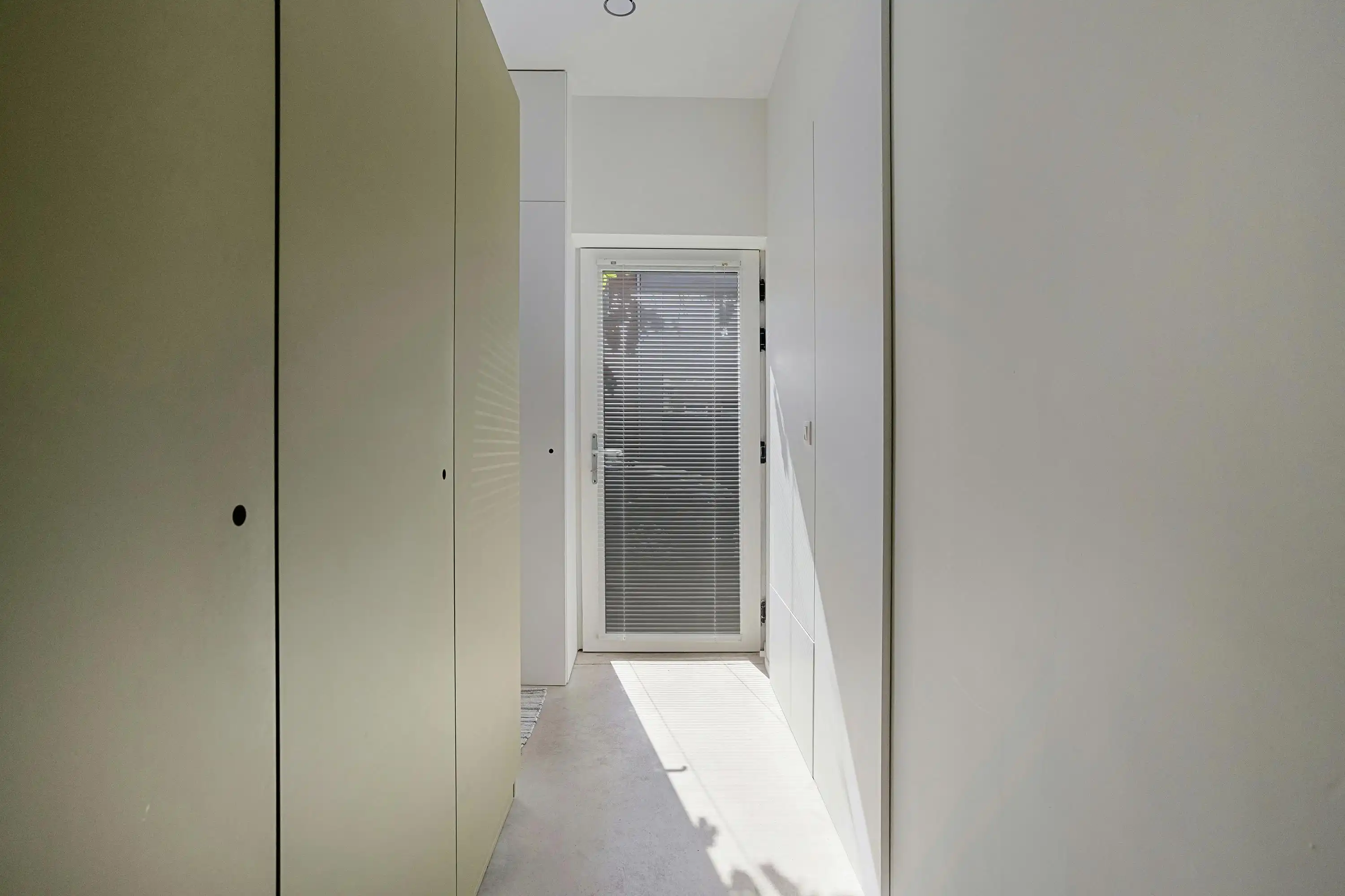 Architecturale stadswoning met minimalistische flair foto 19