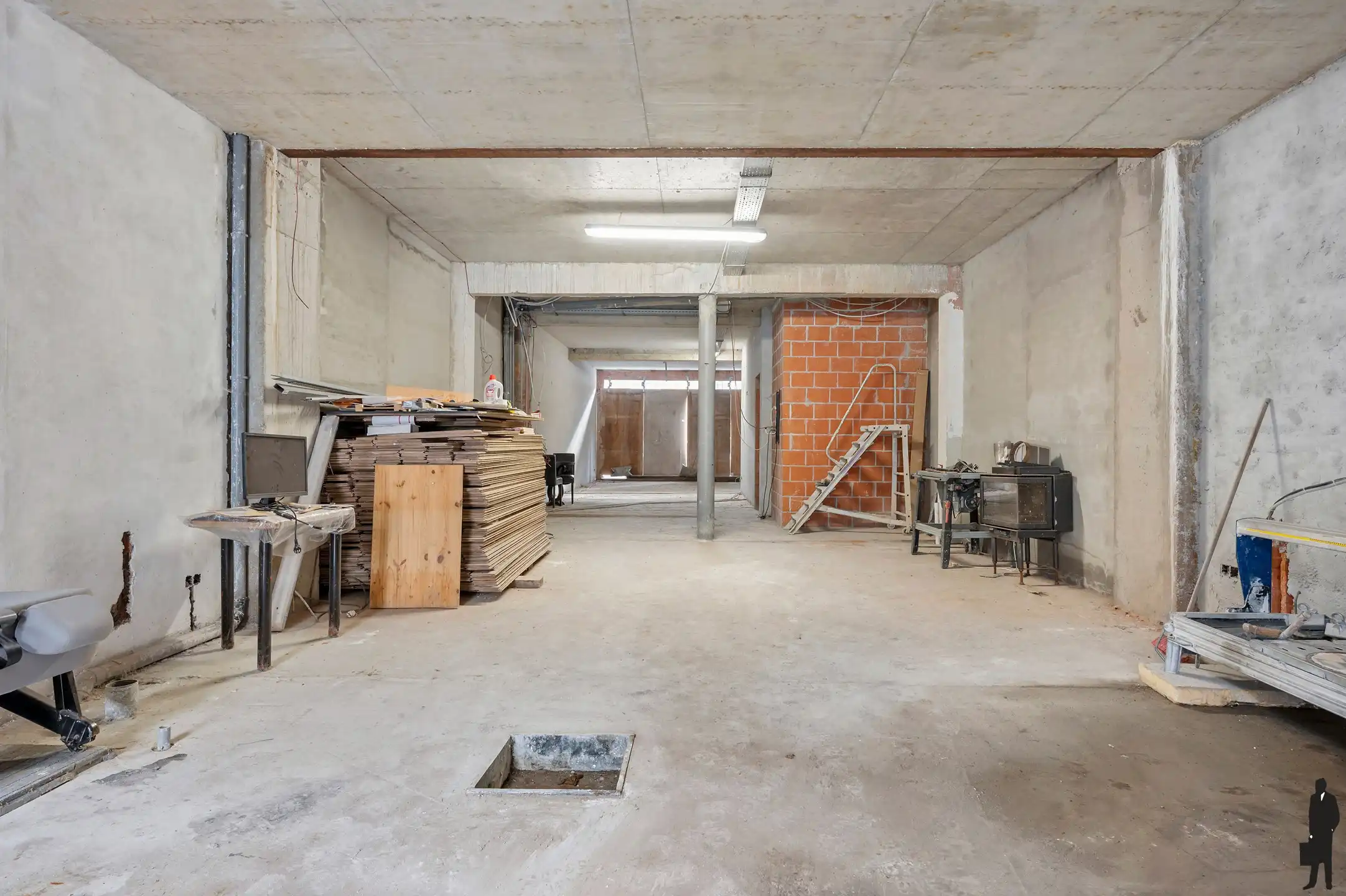 Ruim en energiezuinig handels gelijkvloers in casco toestand van ca. 160m², gelegen in het centrum van Brasschaat met achterliggend tuintje. foto 6