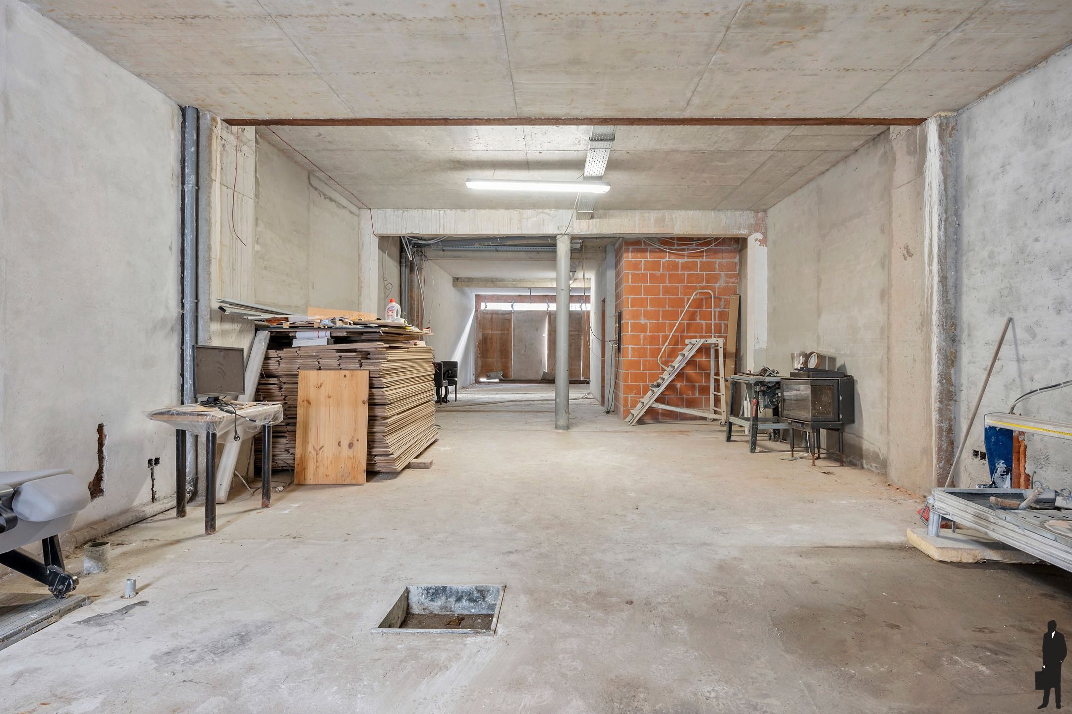 Ruim en energiezuinig handels gelijkvloers in casco toestand van ca. 160m², gelegen in het centrum van Brasschaat met achterliggend tuintje. foto 6