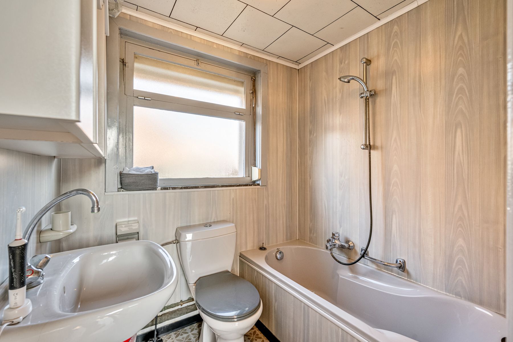 Te renoveren woning met weidse uitzichten! foto 10