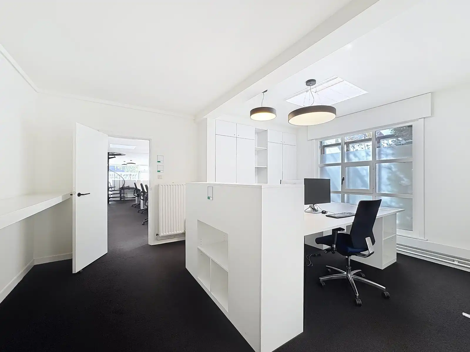 TOPLOCATIE: Lichtrijk en instapklare KANTOORGEBOUW (13 werkplaatsen) met ruime (198 P) parkeergelegenheid voor de deur! Vlakbij het station van Brugge. foto 4