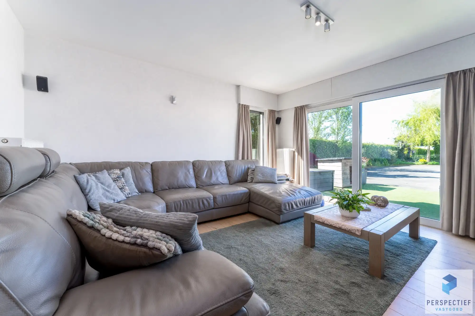 Ruime, instapklare woning met 4 slaapkamers, garage en magazijn op 970 m² foto 16