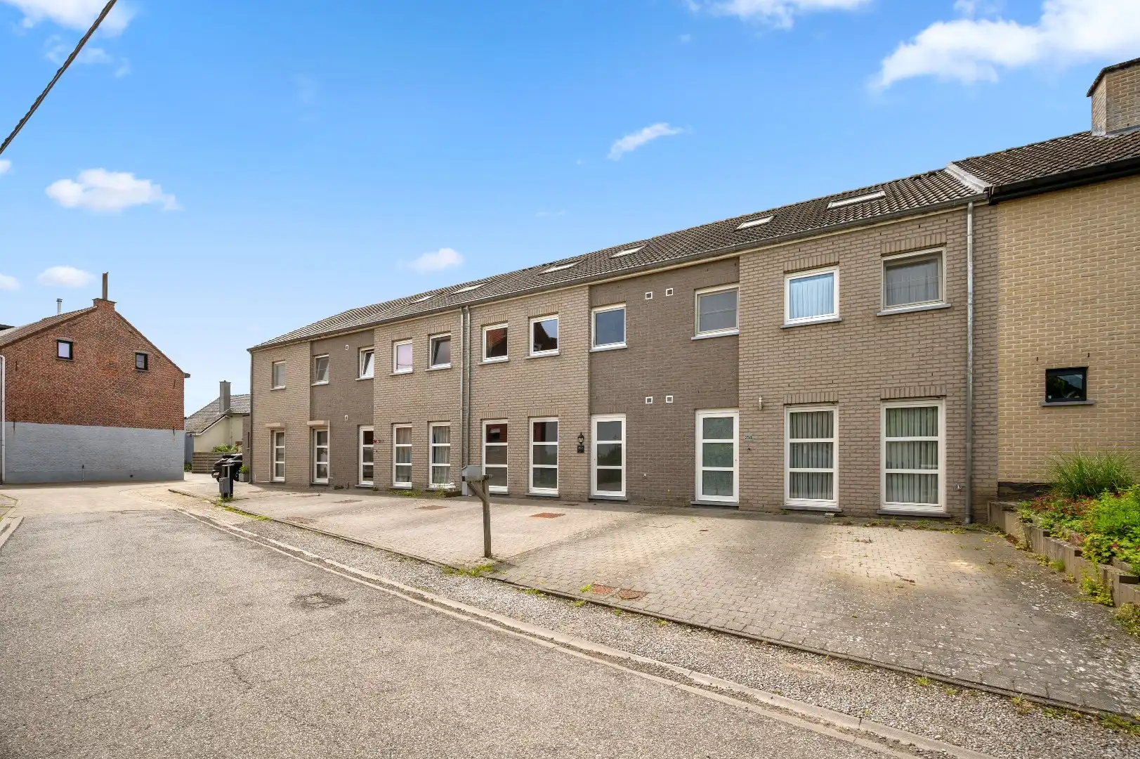 Instapklare rijwoning uit 2009 met 3 slpks, zonnig terras, tuin en 2 autostaanplaatsen foto 24