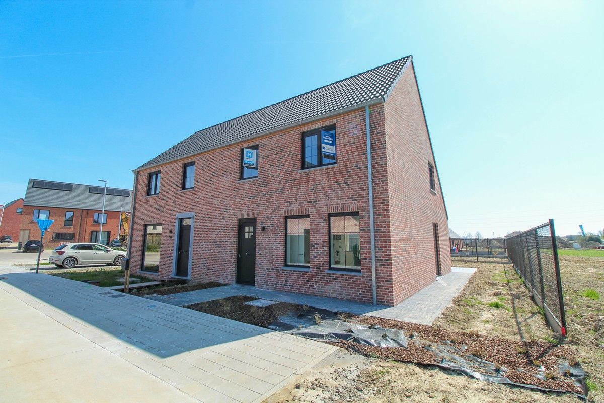 Afgewerkte halfopen nieuwbouwwoning te Roeselare foto {{pictureIndex}}