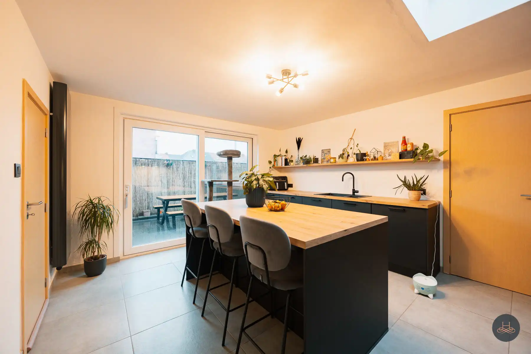 Charmante, halfopen, gerenoveerde woning met 3 staanplaatsen foto 12