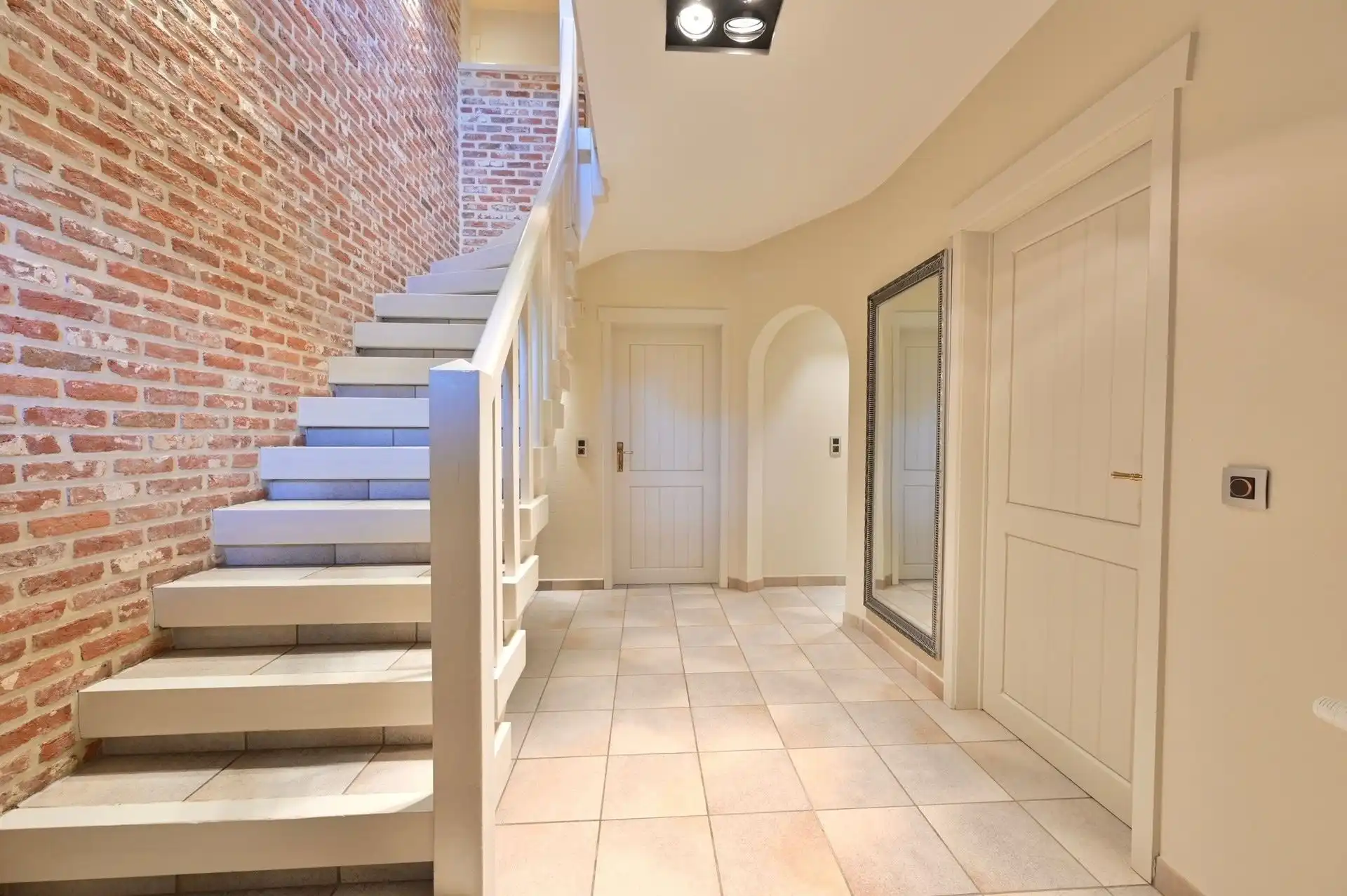 Prachtige Villa woning met 4 slaapkamers, nieuwe keuken en badkamer, dubbele garage met zuidgerichte tuin foto 8