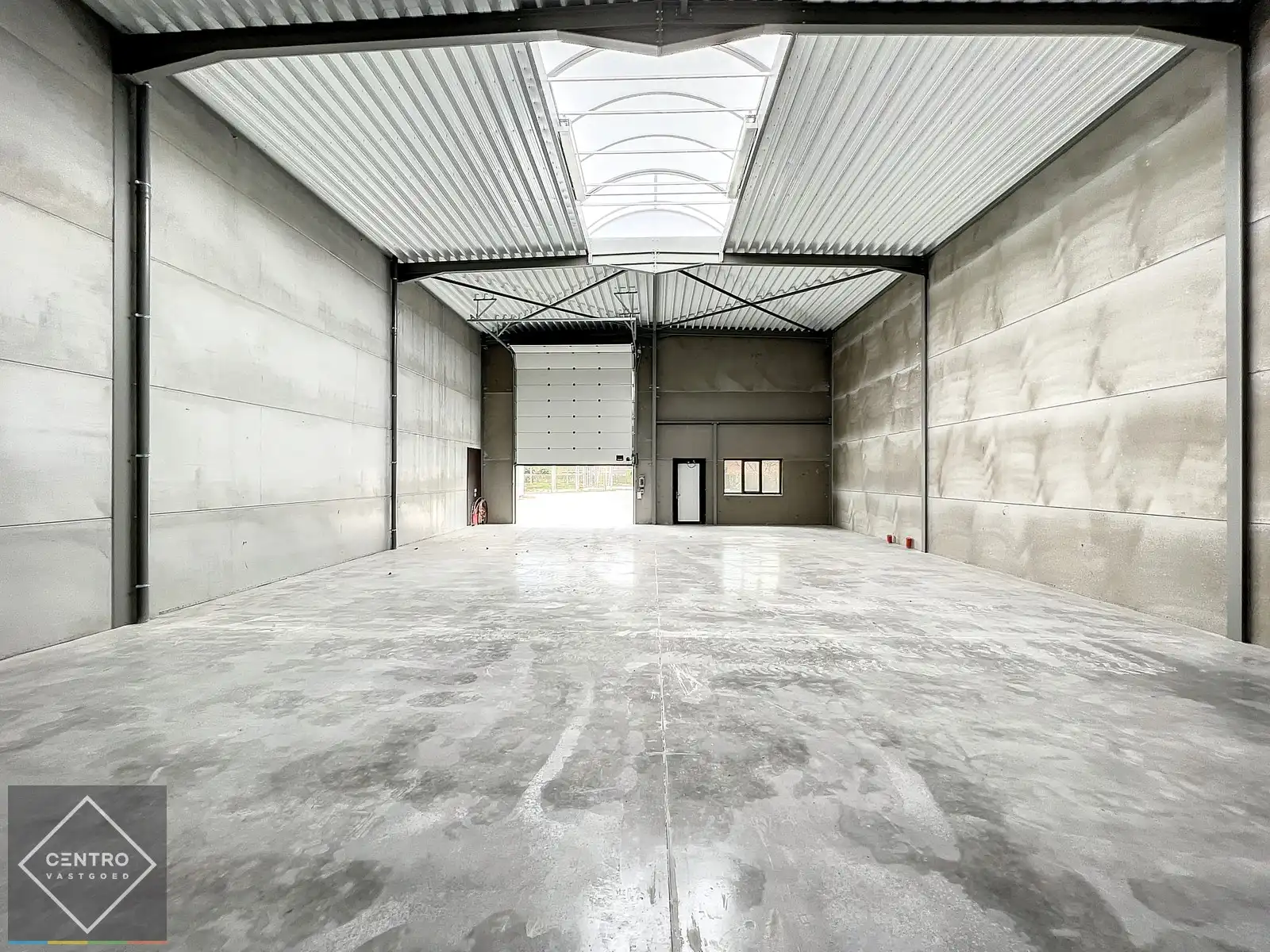 Kwalitatief en goed geïsoleerd NB MAGAZIJN (265m2), voorzien van elektrische sectionaalpoort, deur, raam (voor kantoor) en 2 private parkeerplaatsen op industriezone te Waregem. foto 6