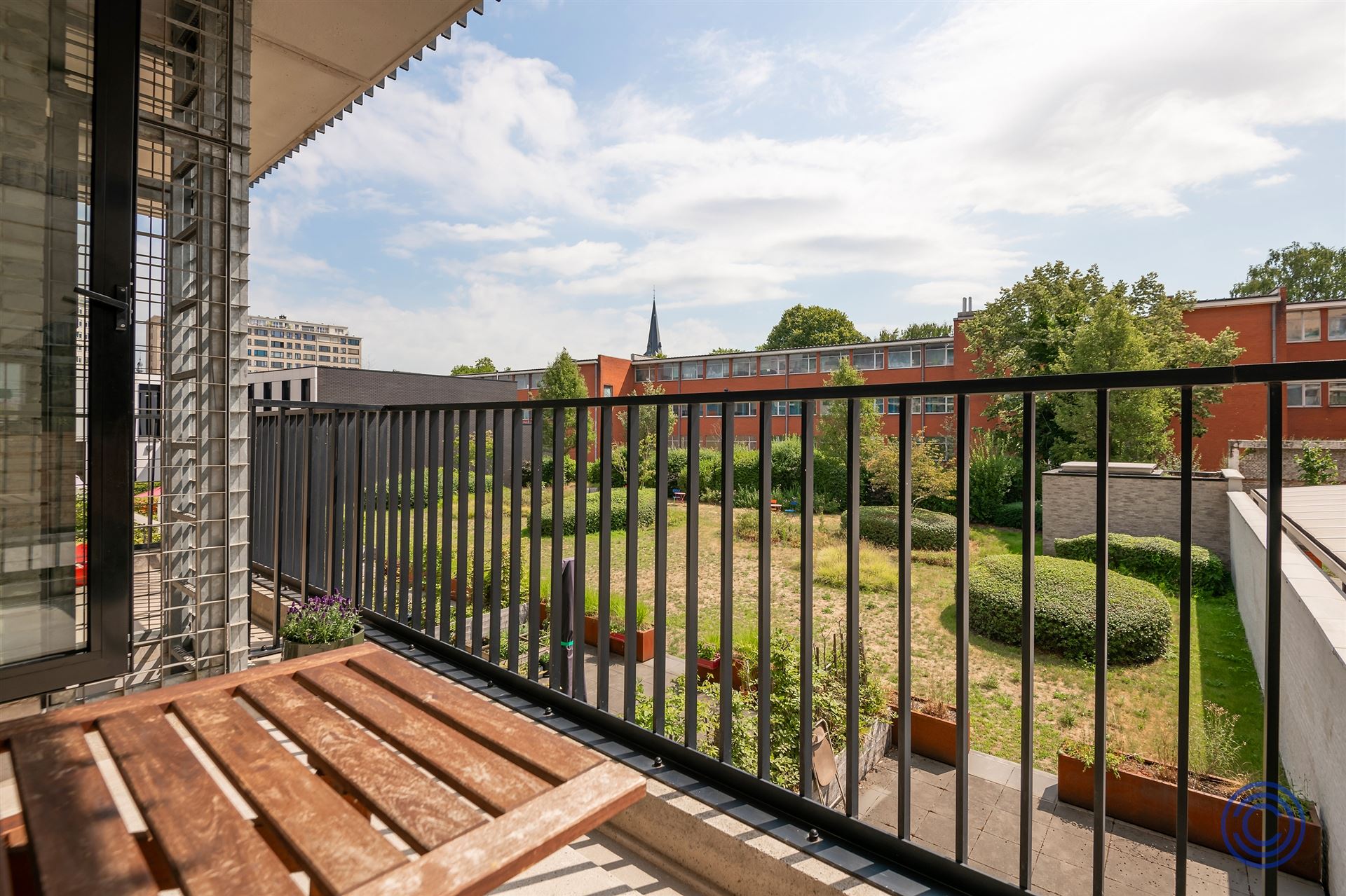 Energiezuinig 2-slpk appartement met terras en gemeenschappelijke tuin! foto 2
