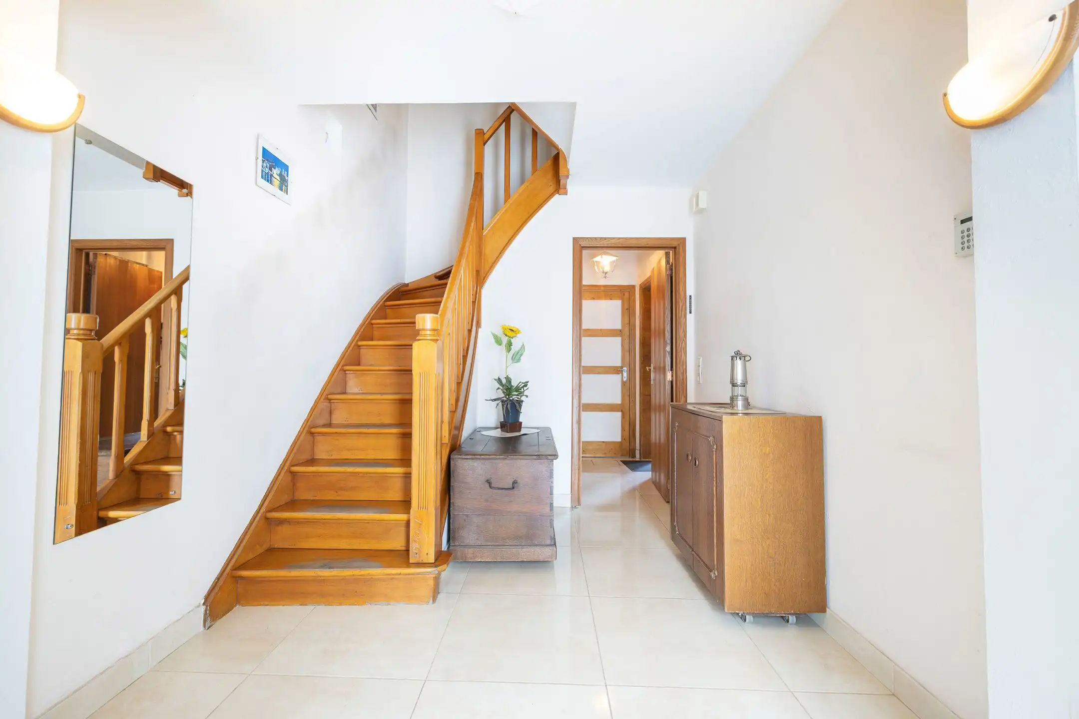 Rustig gelegen huis met drie gevels, tuin en garage foto 2