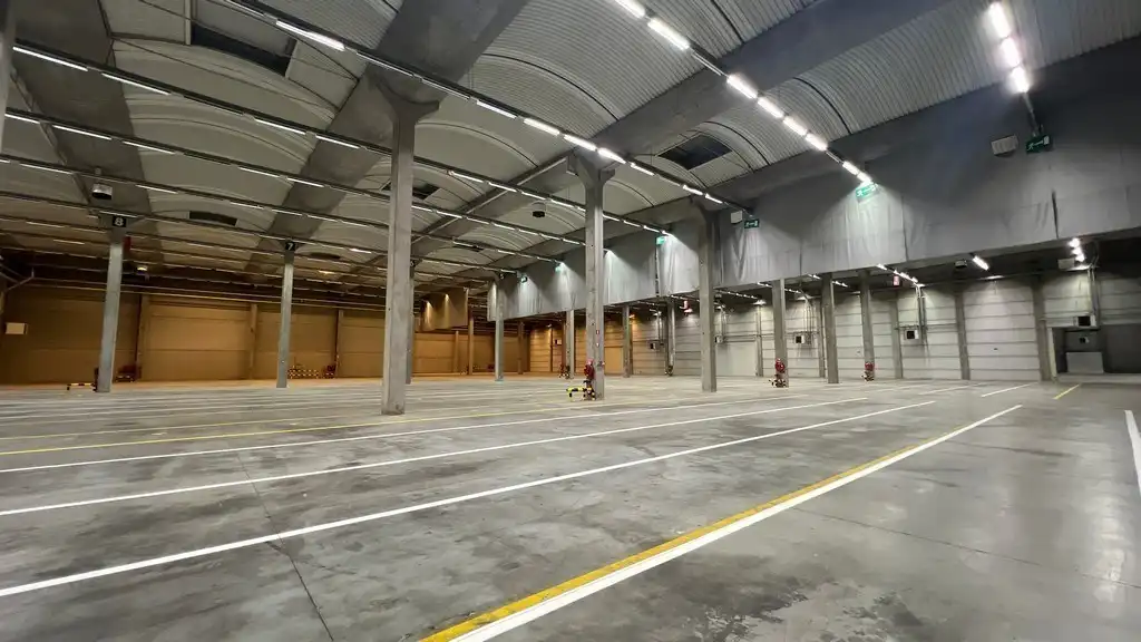 Logistieke loodsen met laadkades vlakbij R42 in Sint-Niklaas foto 11