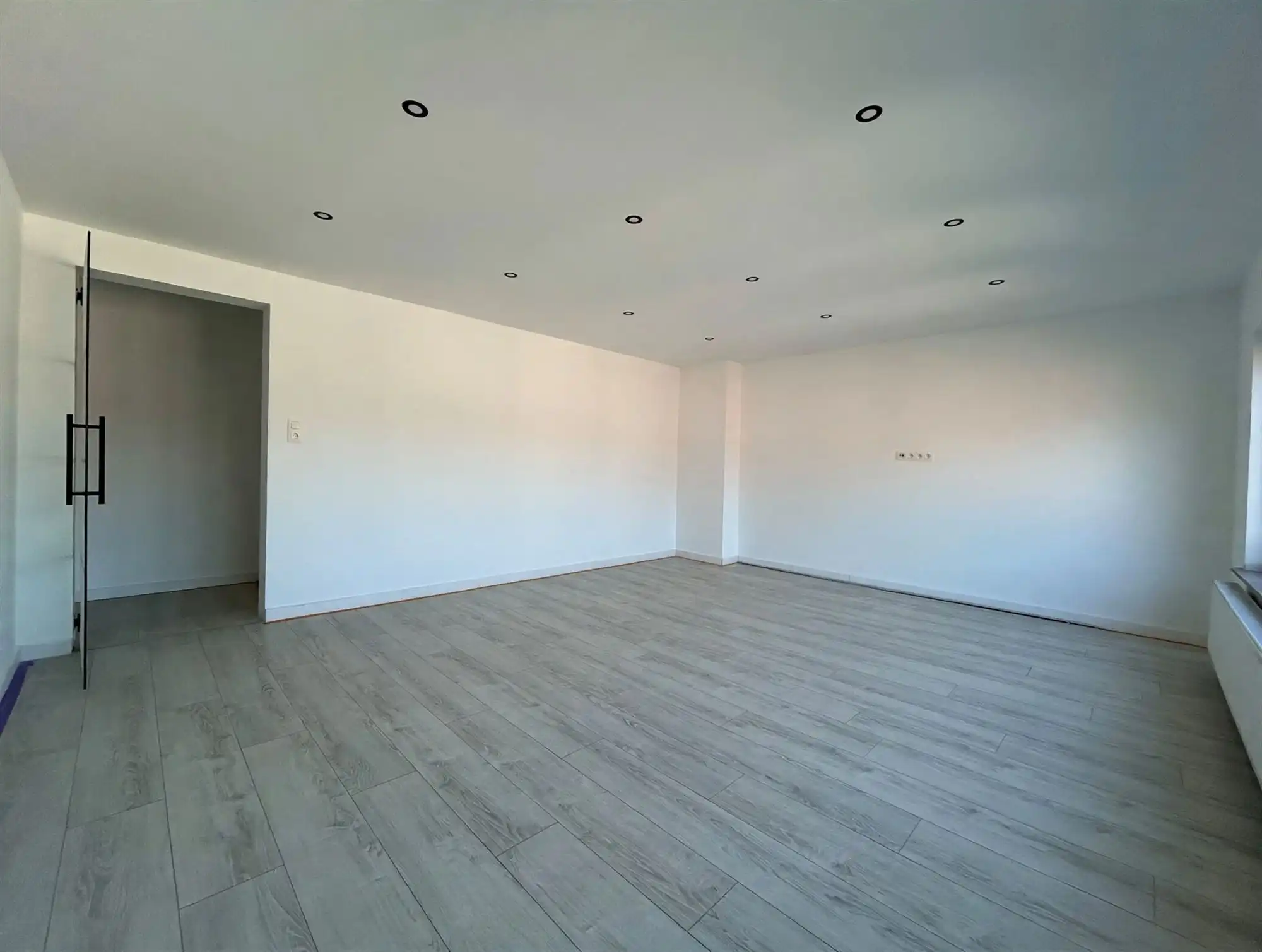 Prachtig gerenoveerd appartement met 2 slaapkamers! foto 2