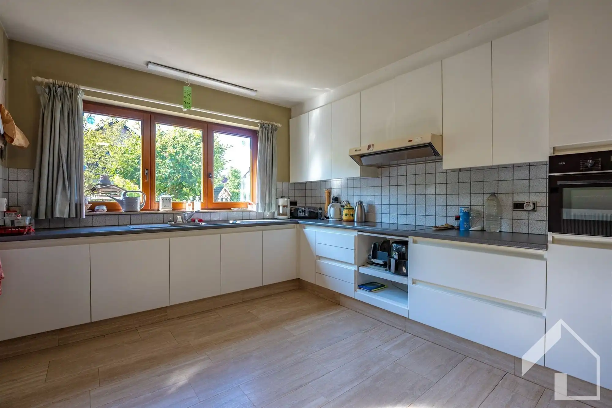 Woonhuis met garage en achterliggend magazijn (300m²) foto 6